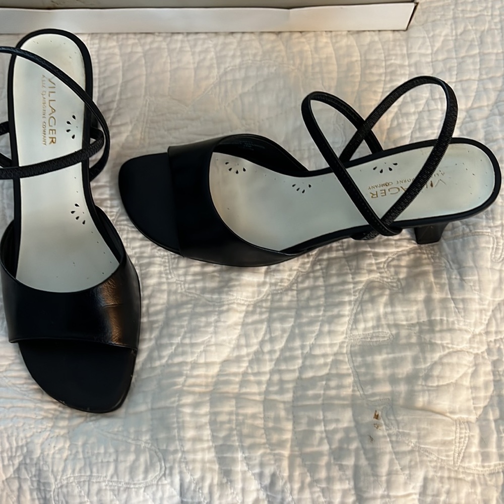 BLACK SANDALS SIZE 10 M